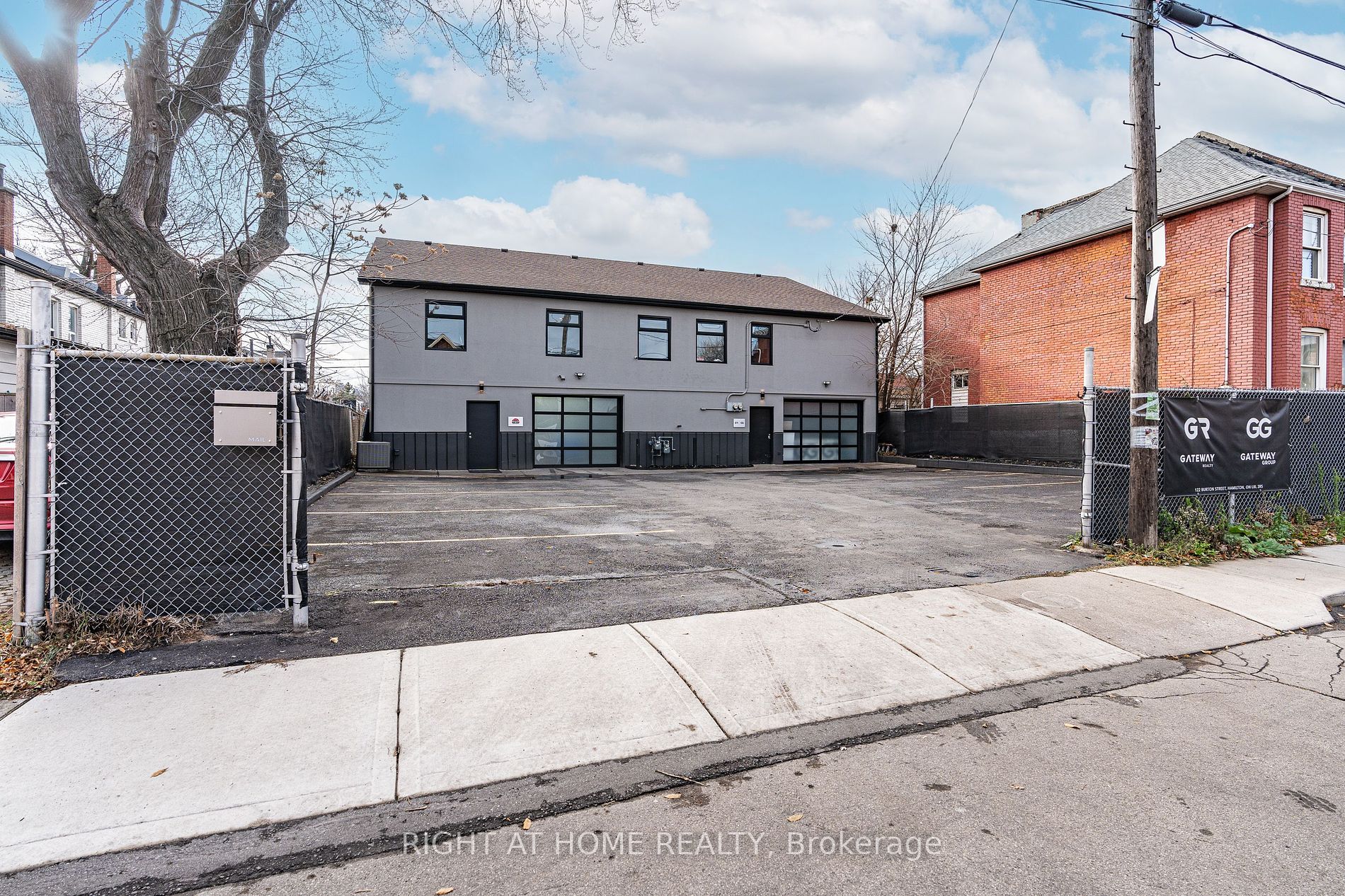 122 Burton St