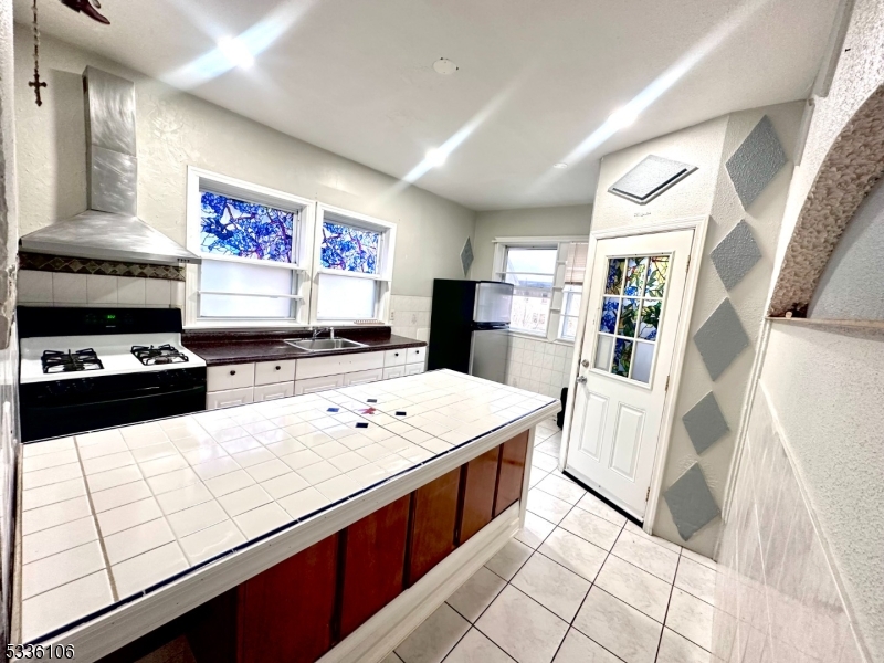 552 Bayway Ave