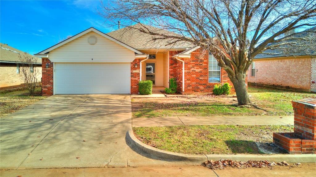 This is one of those rare opportunities in the Edmond school District… Now is your chance to purchase a fantastic home with a wonderful yard and open floor plan which includes lots of storage. Whether you are looking for a well priced investment home or a great opportunity for a magical place to call home this house will fit your needs.  Nothing needs done. This property is move-in ready and the price is great. The condition is great and the opportunity is great. Feel free to call or text with any questions.