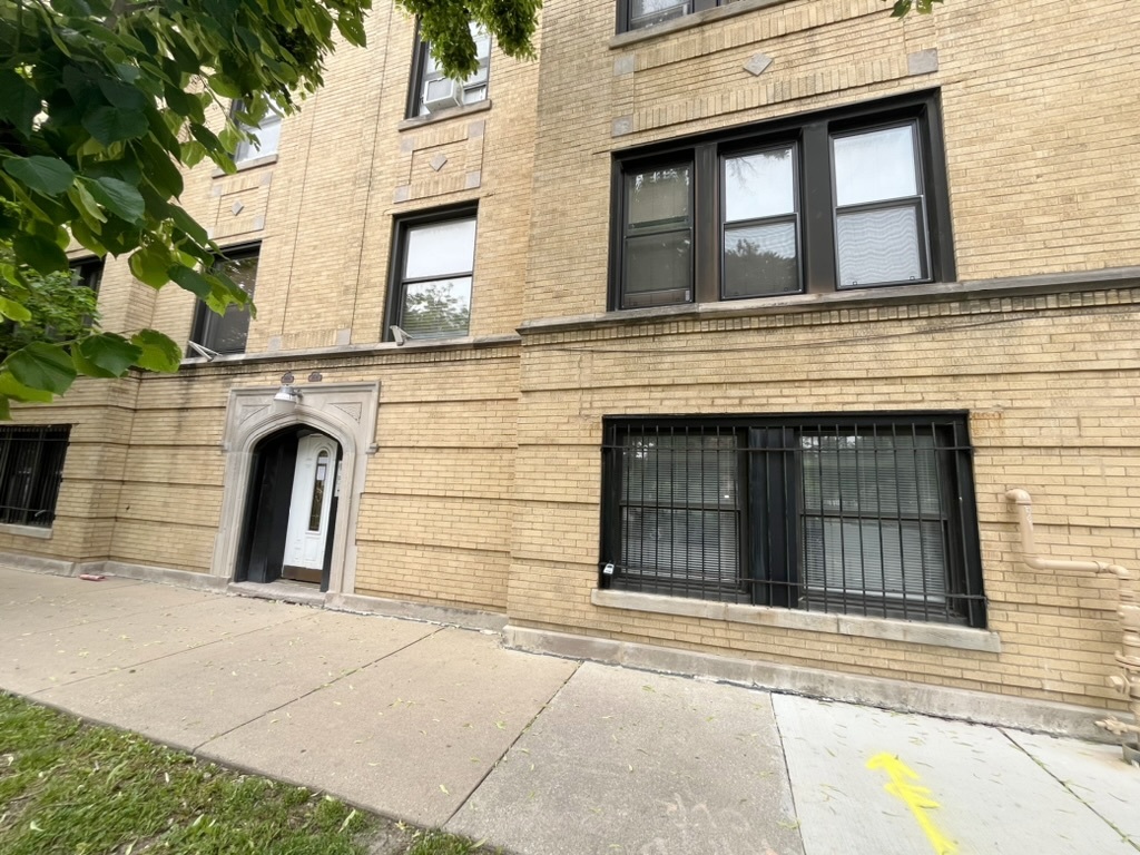 1 br/1 bath Garden unit in hot Logan Square neighborhood. Great opportunity for investors or first time homebuyer. The condo was recently remodeled. No rental cap.