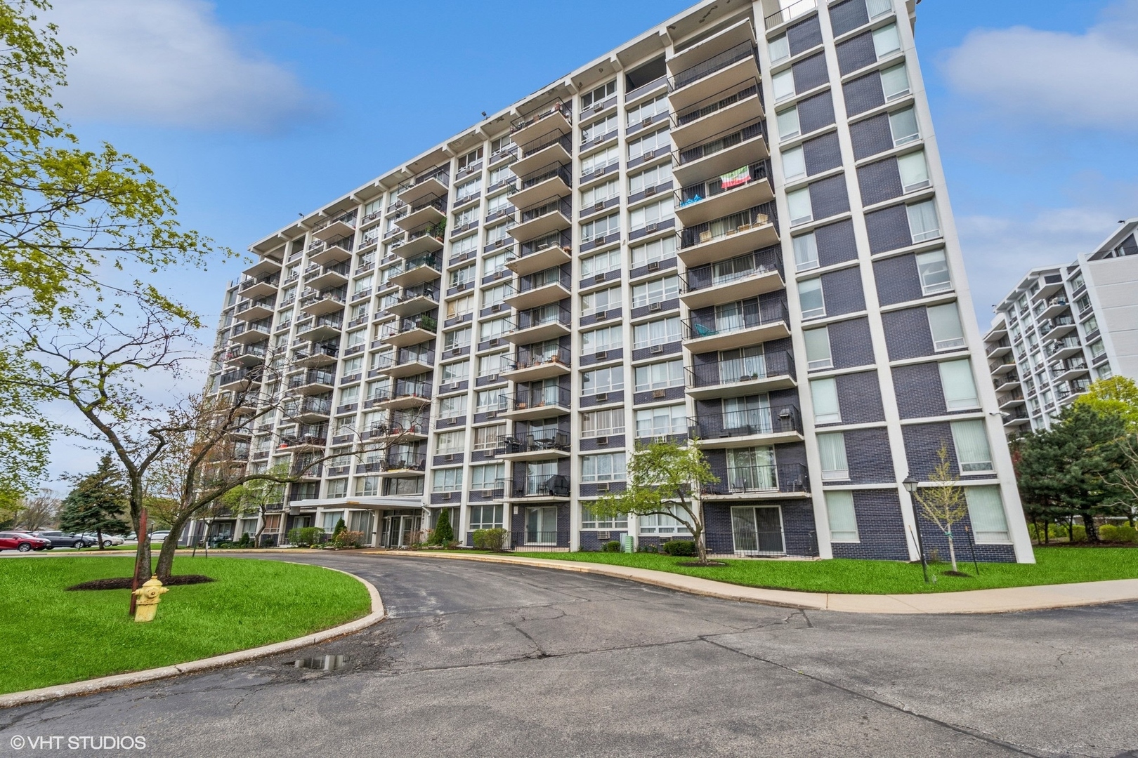 Beautiful unit in Highland Towers for Investment!! generously sized with the absolute best location. 2 Bedrooms plus office space with 2 fully remodeled Bathrooms. This sunny and bright unit has a large kitchen with NEW SS appliances, freshly painted unit, huge sunken living area, dining area , and balcony, master with dressing area! Storage area and laundry facility on 1st floor of the building with key fob access. Close to local shops, dining and entertainment. New Roof, tuckpoint, and new balcony fence- all completed in 2024. You get the whole package - Rentable!! . EASY TO SHOW!!!