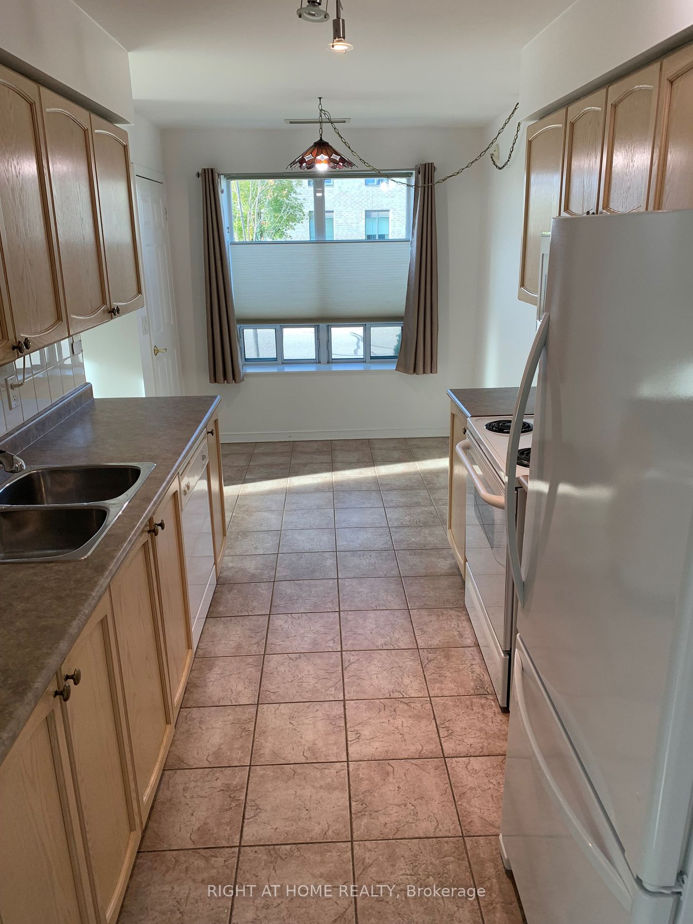 25 Via Rosdale Way 105