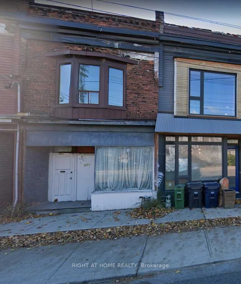 2555 W Dundas St