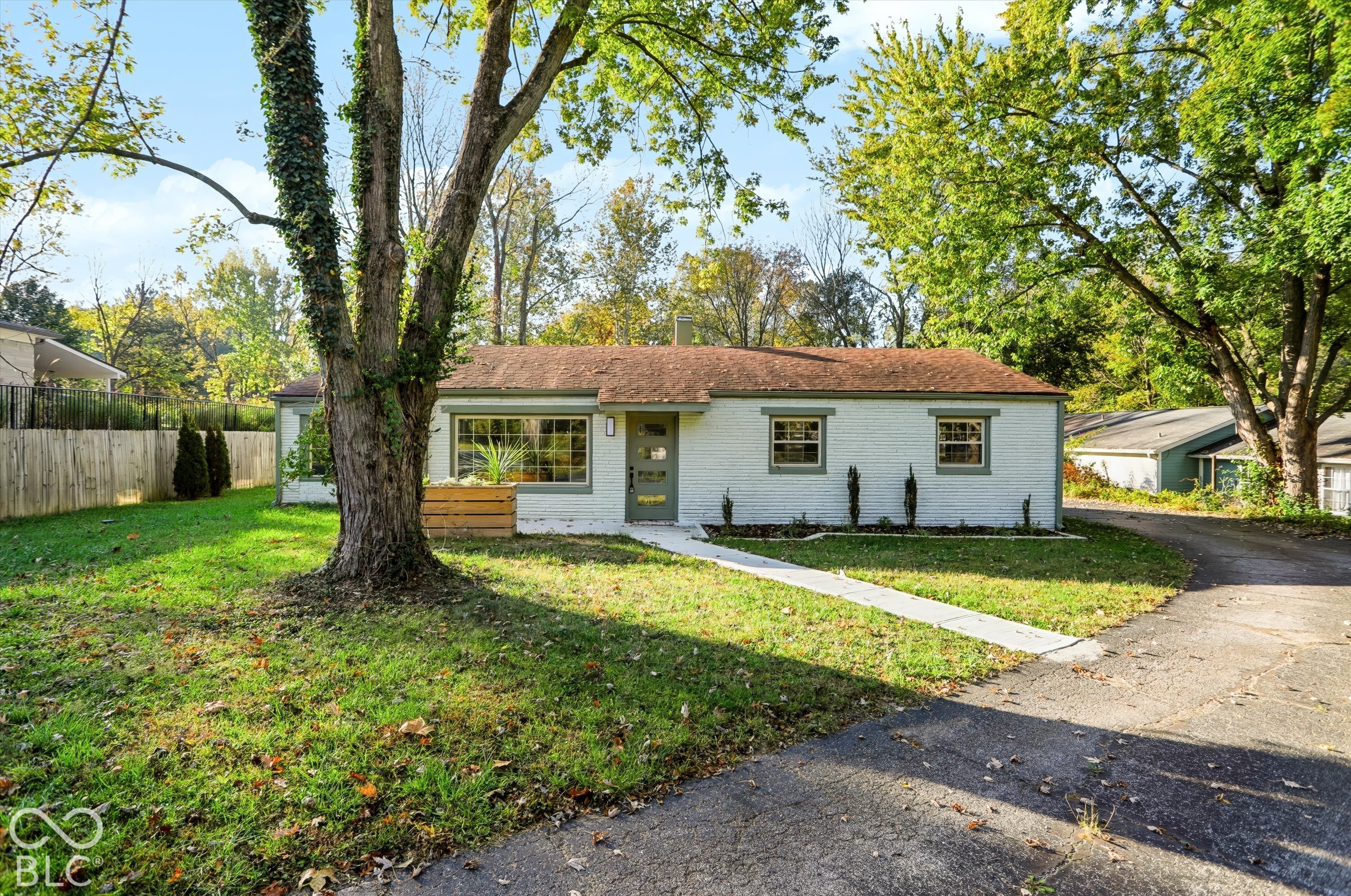 3209 E Loretta Drive