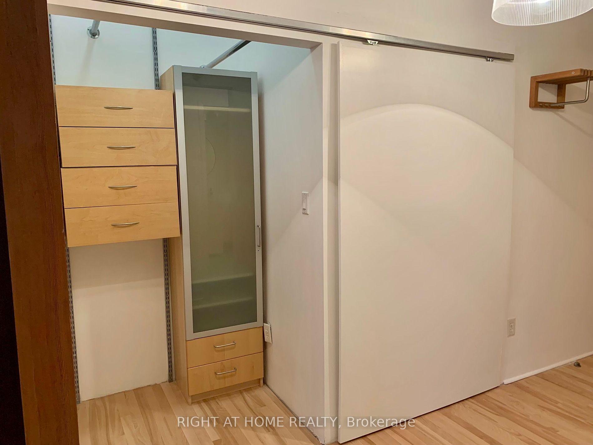 993 W Queen St 413