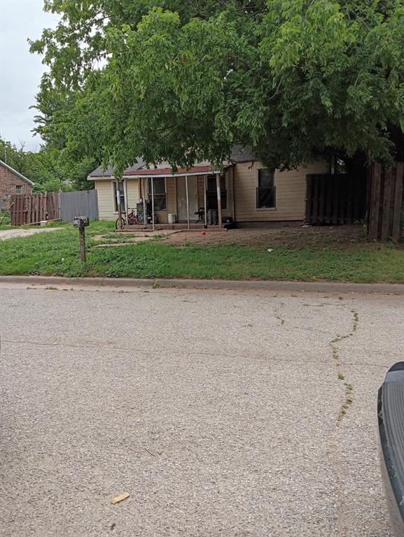 Calling all investors!! This 720 sq ft single-family home is situated on a spacious 10,123.34 sq ft lot, offering endless possibilities for investors, builders, and dreamers. With its grandfathered status allowing for multiple habitations, the opportunities are vast.*Key Features:*- 2 bedroom, 1 bathroom home- Large lot with tremendous potential for development or renovation, imagine the PossibilitiesDon't miss out on this rare opportunity to own a piece of Oklahoma City's future. Contact me today to schedule a showing and start building your dream!
