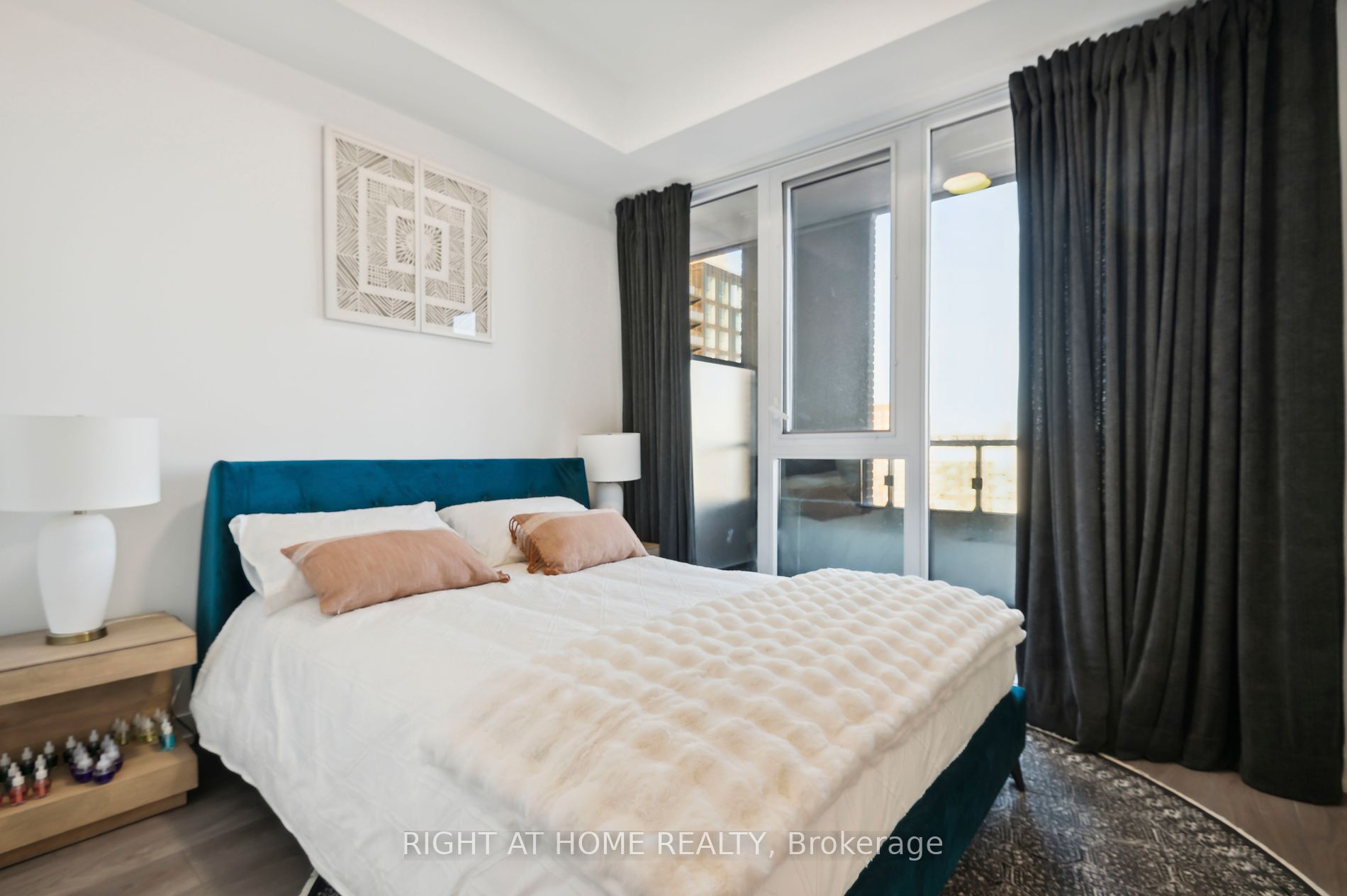 270 Dufferin St LPH17