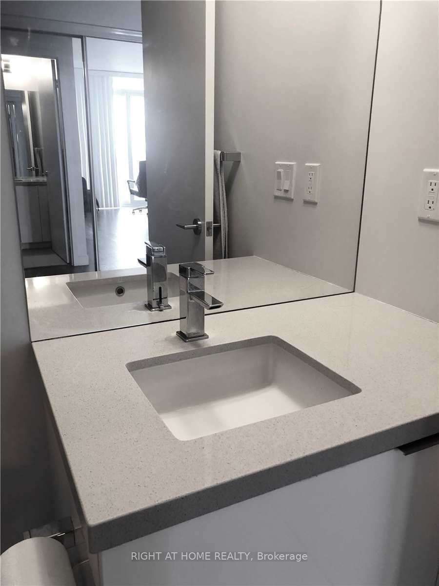 8 E Eglinton Ave 2806