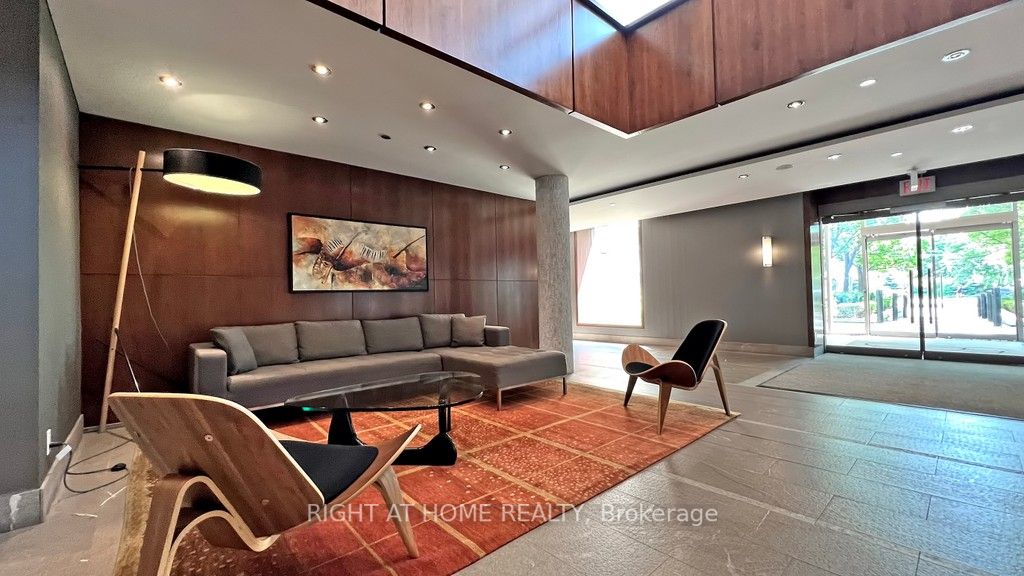 500 W Queens Quay 808W