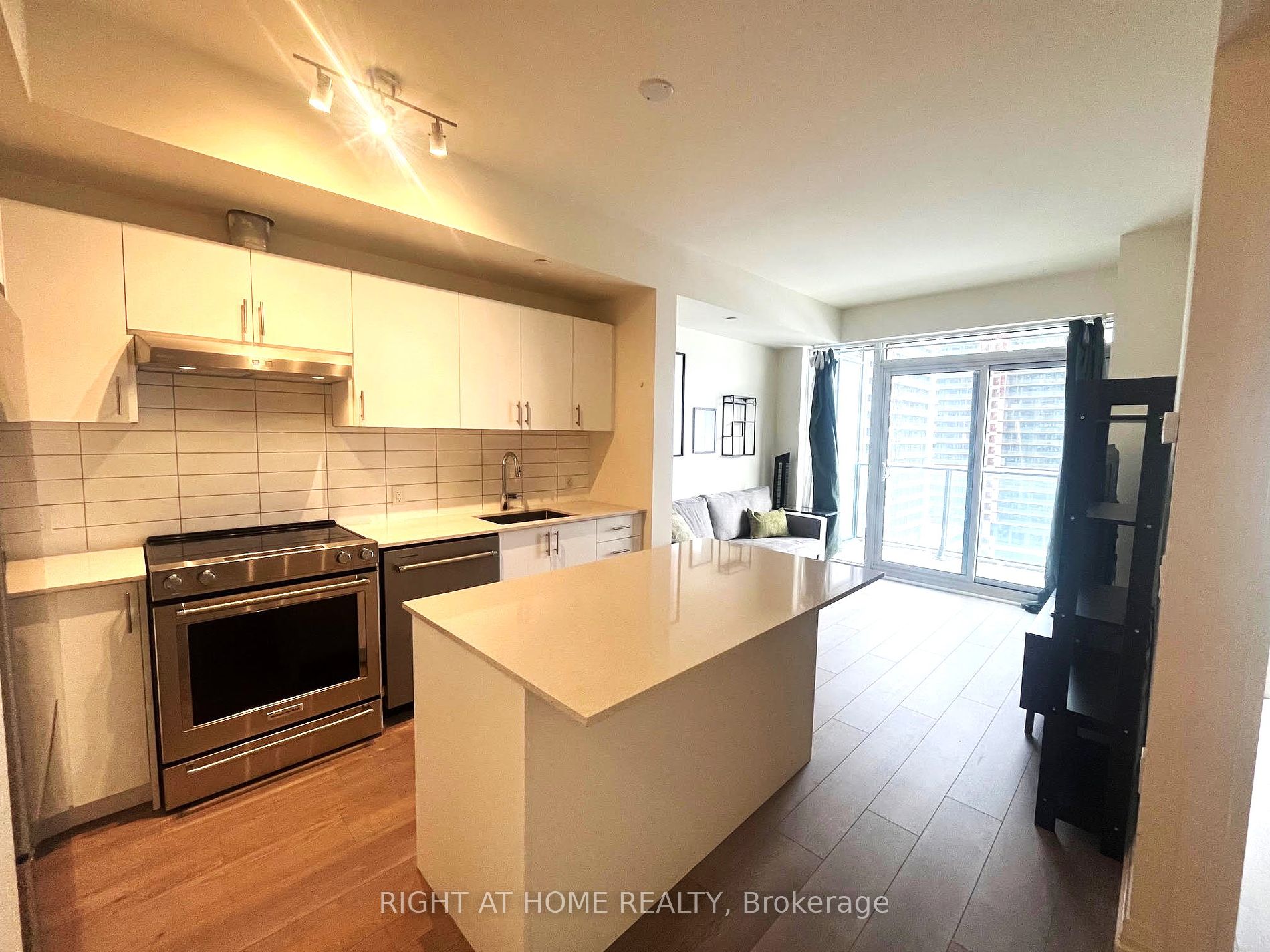 9000 Jane St 1616