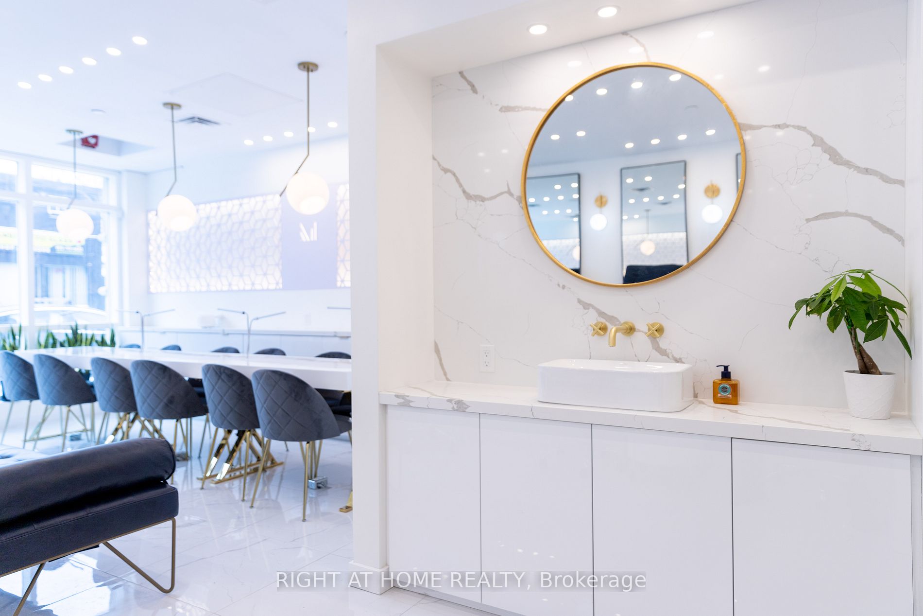 15277 Yonge St 5
