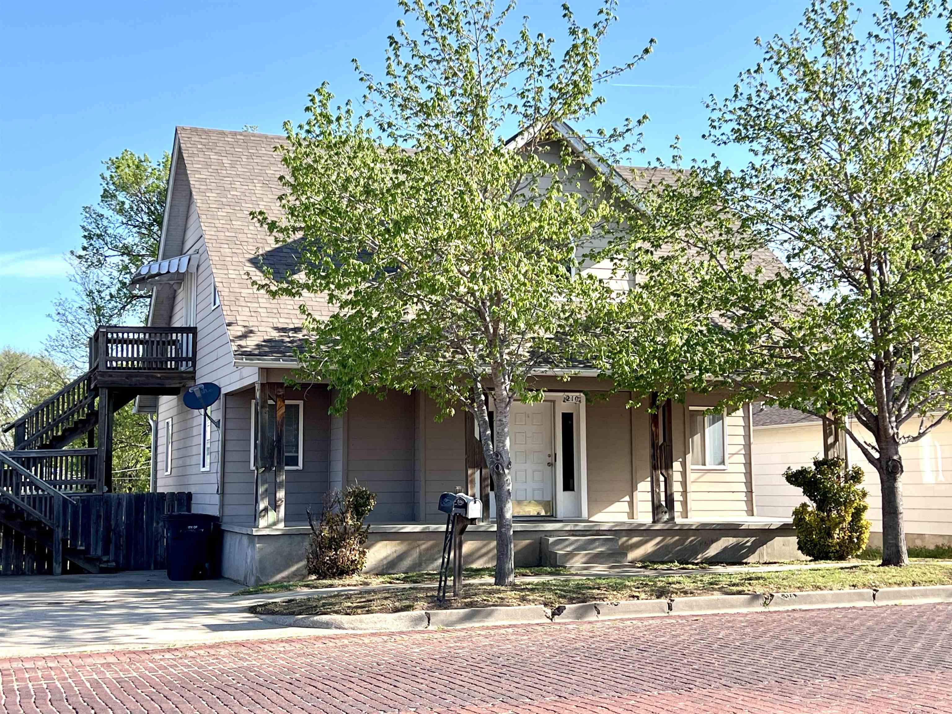 210 W Chestnut