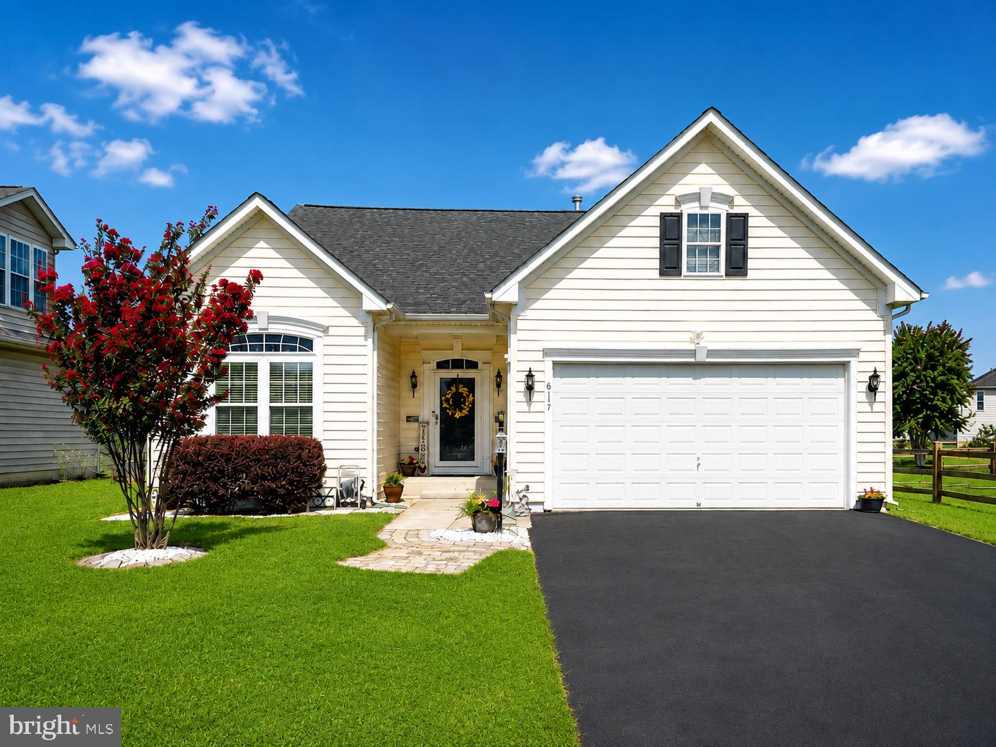 Beautiful 4-bed, 3.5-bath rambler in Hopyard Farm with a main‑level primary suite, open layout, loft bedroom with full bath, and a finished basement. Steps from the clubhouse and pool, and minutes to Dahlgren and Fredericksburg. Fantastic space and location.