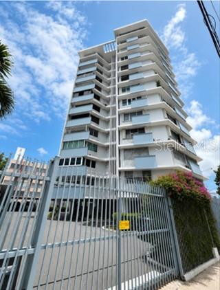 Located in the La Torre de Miramar Condominium in the desirable Miramar neighborhood of San Juan, Puerto Rico, this apartment offers approximately 856 square feet of living space, featuring 2 bedrooms and 1 bathroom. The property offers a practical and functional layout, making it an excellent option for a primary residence or investment opportunity. Miramar is a well-established residential community known for its historic character, convenient location, and easy access to some of San Juan’s most important areas. Residents enjoy convenient access to Condado, Santurce, Hato Rey, Old San Juan, and major roads, as well as a variety of restaurants, cafés, supermarkets, shops, and essential services. Its proximity to entertainment, cultural attractions, and business districts makes Miramar an attractive choice for those seeking convenience and accessibility in San Juan. An excellent opportunity for buyers looking for a well-located apartment with 2 bedrooms, 1 bathroom, and approximately 856 square feet. Contact us for additional information or to schedule a private showing.