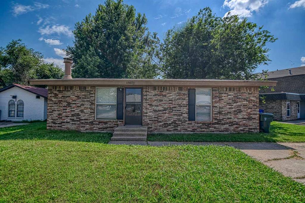 Just minutes to the University of Oklahoma!  Open living area with 2 bedrooms and 2 full baths.  Fully fenced backyard.  Pets allowed with owner approval.  Available June 4th!  Schedule your showing today, do not disturb tenants, 24 hours notice required.