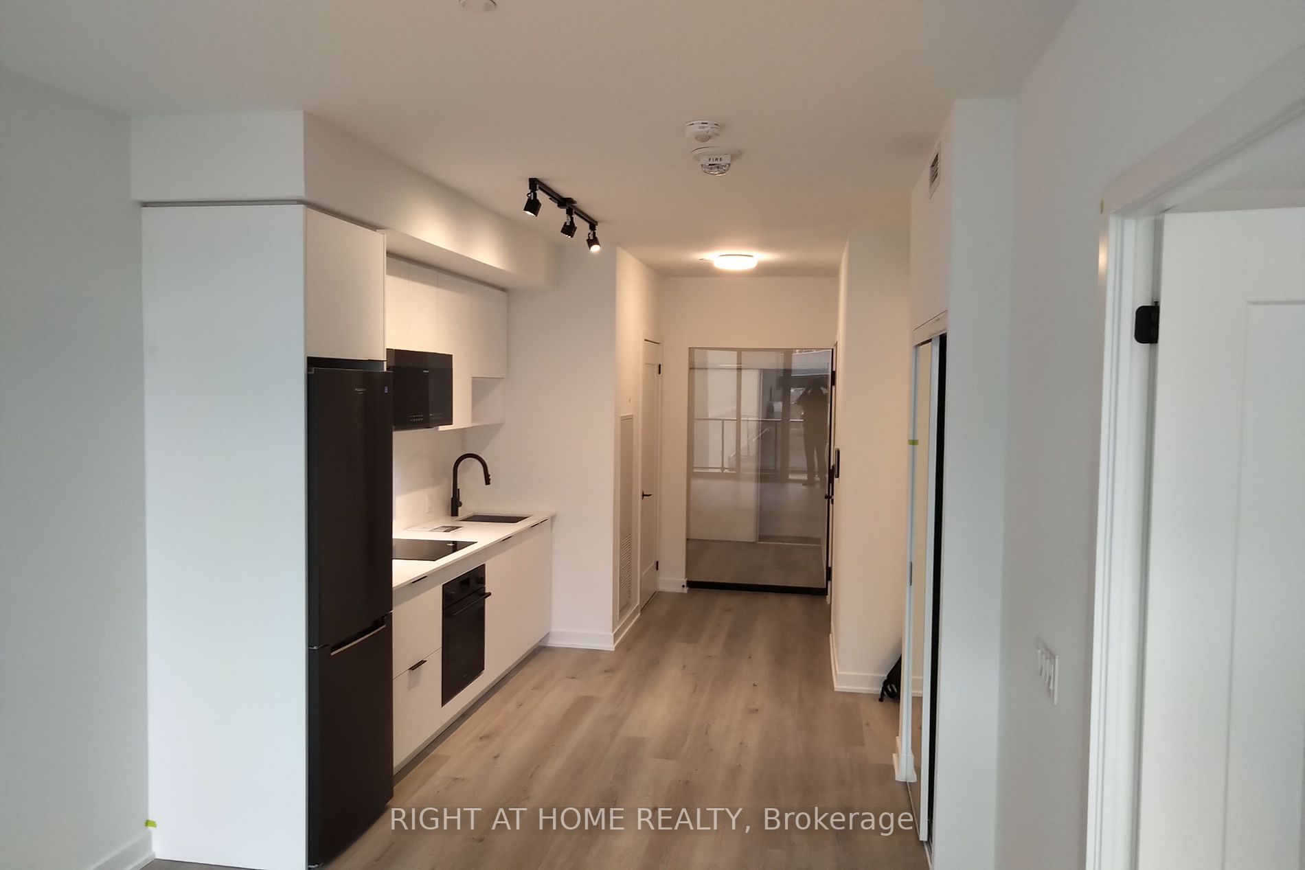 5 Defries St 422