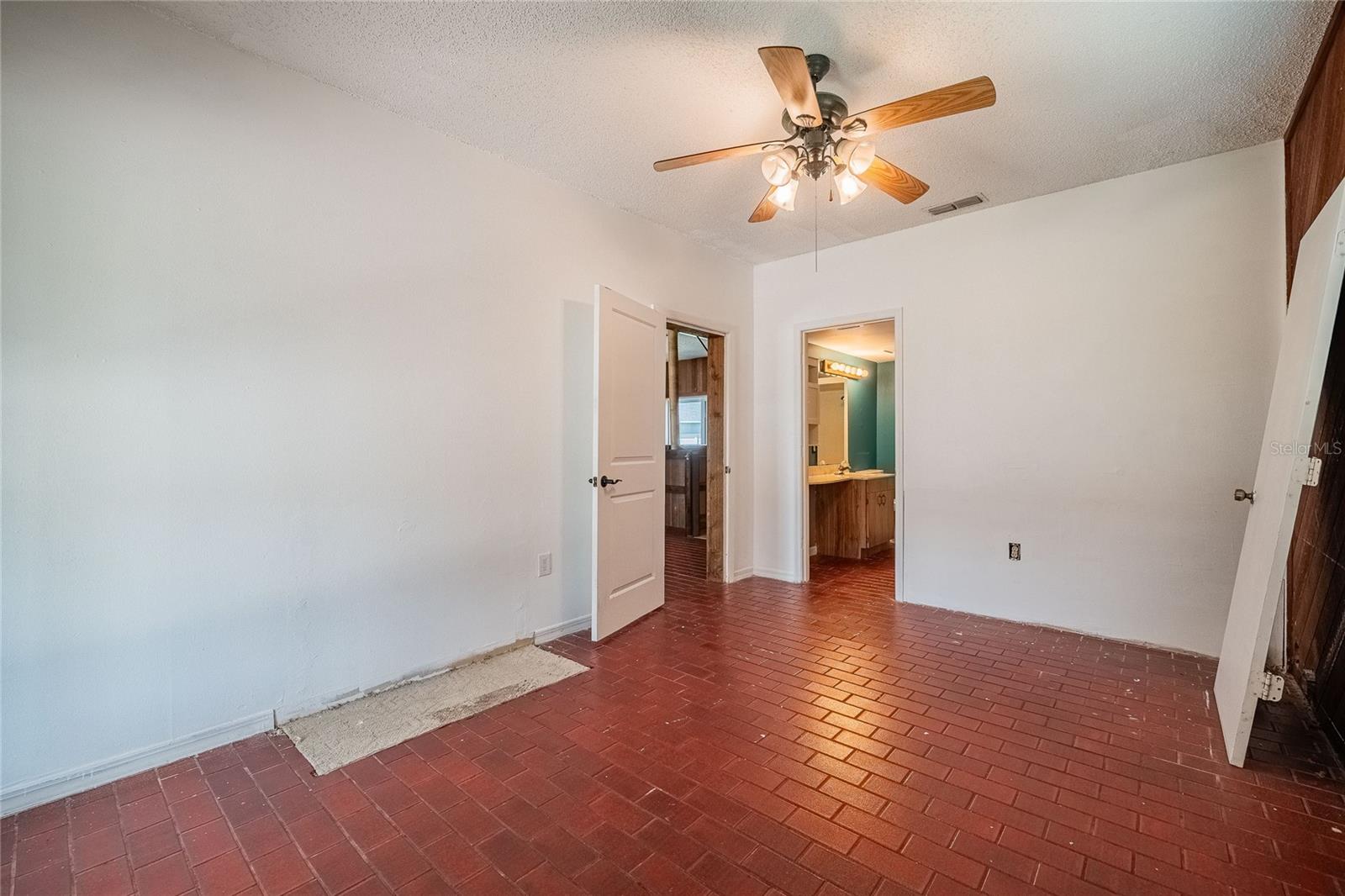 252 W Brookins Avenue