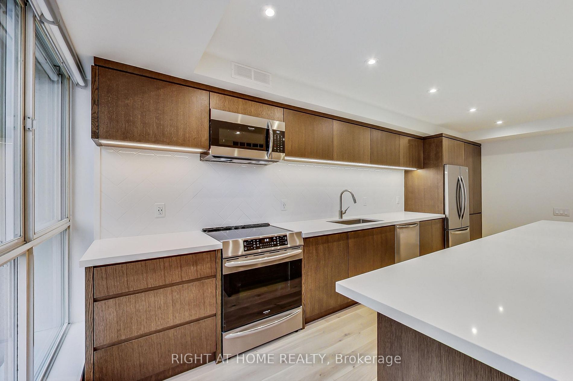 480 W Queens Quay 302W