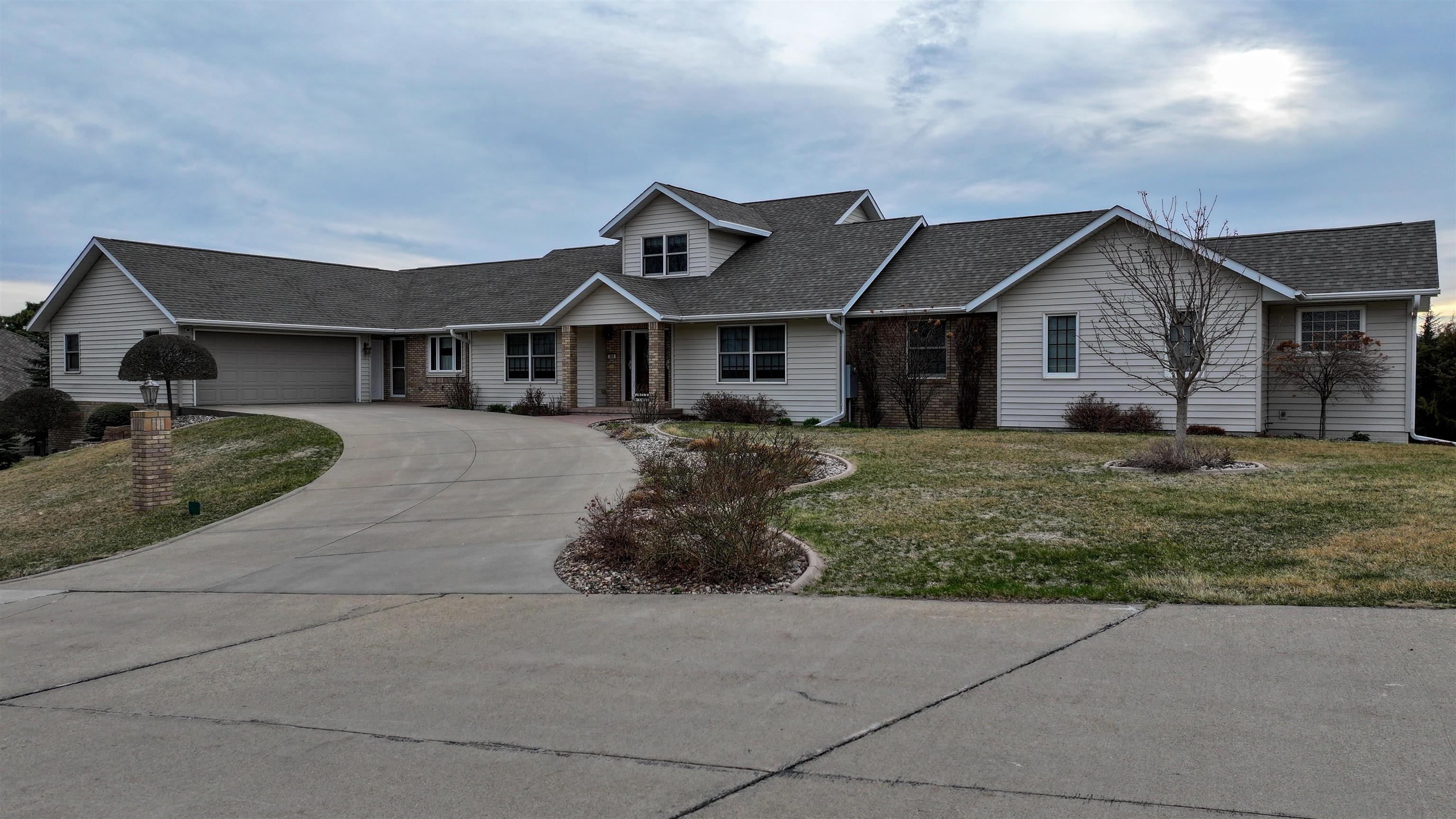 300 Calumet Cir, Yankton, SD