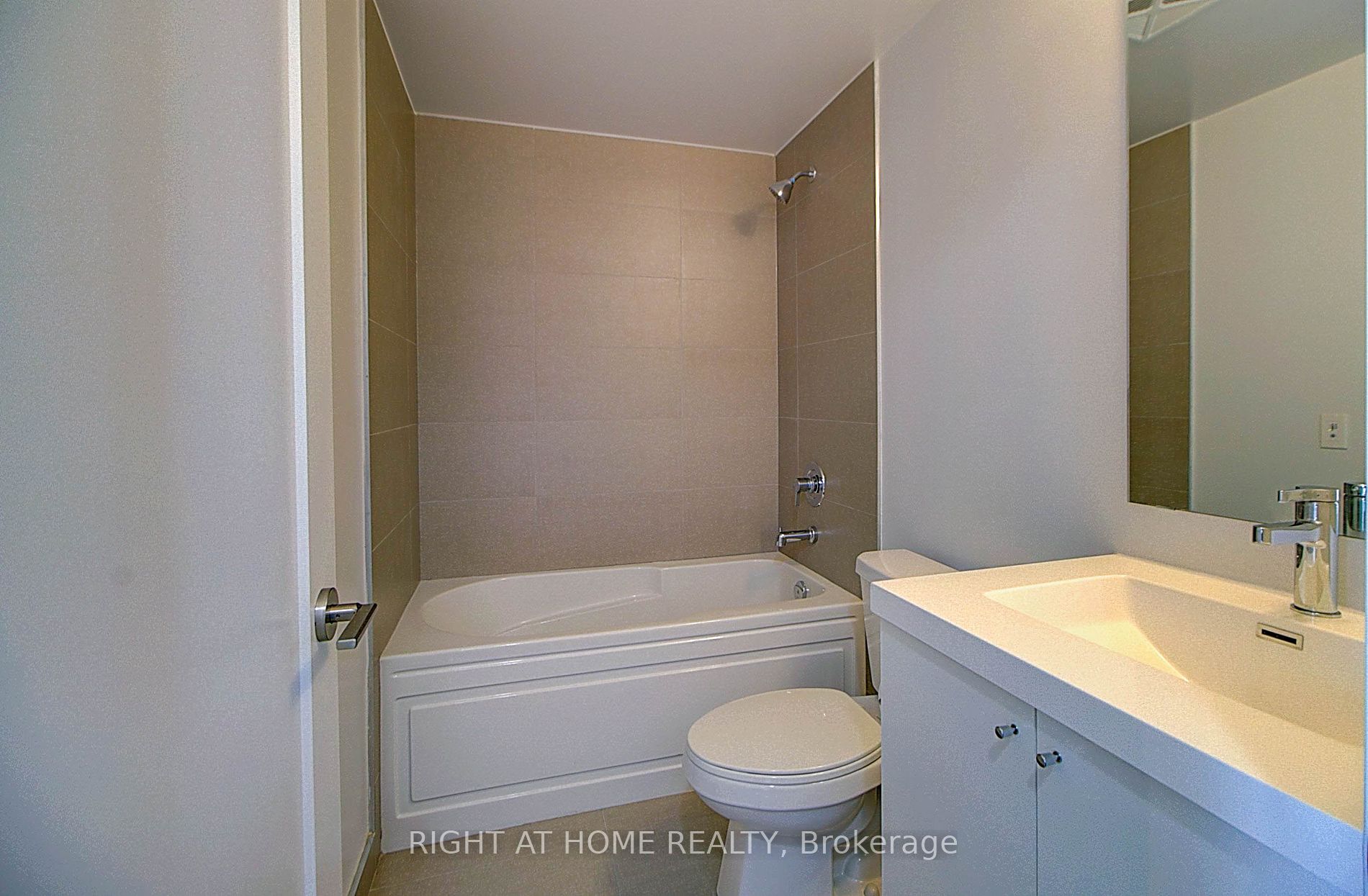 2550 N Simcoe St 2407