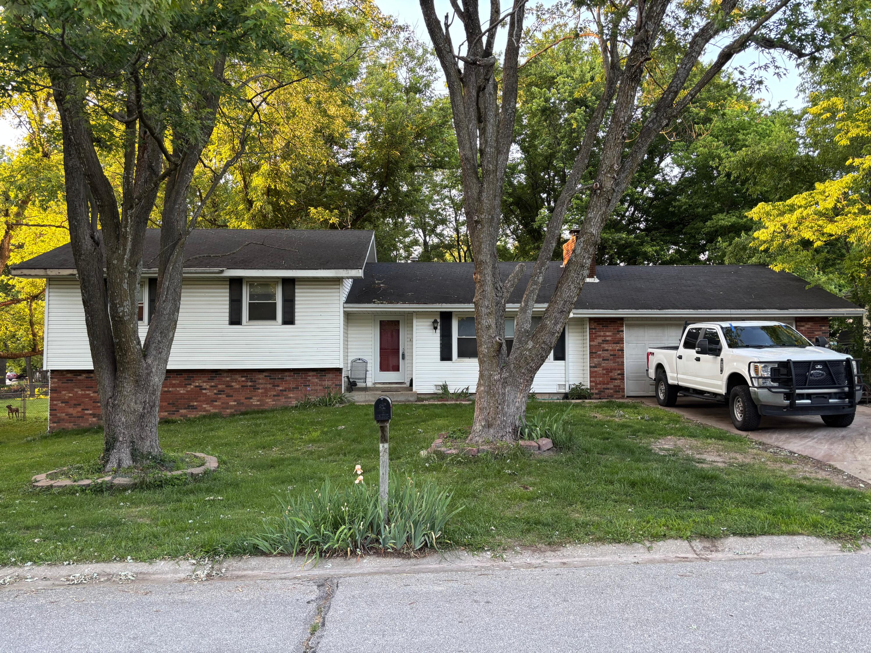 1011 W Crestview Lane