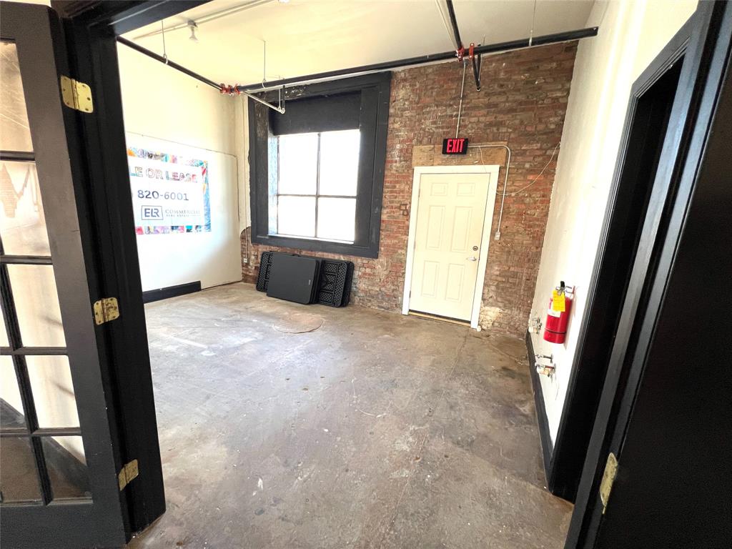 330 W Lamar Street 101