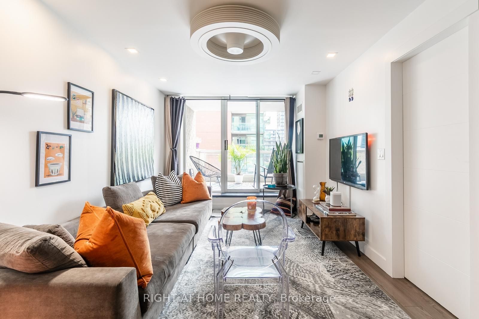 330 E Adelaide St 803