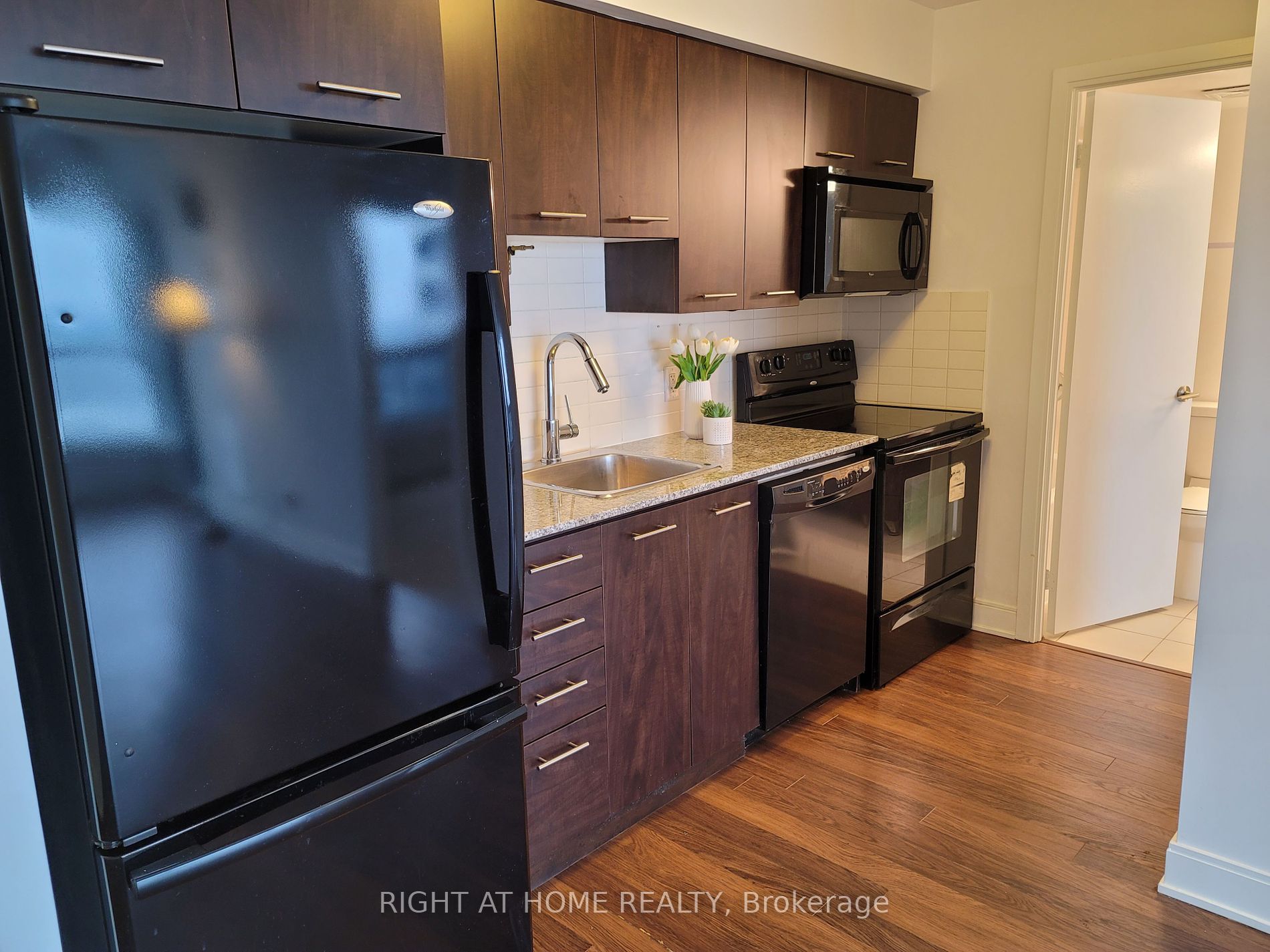 125 Village Green Sq 2001
