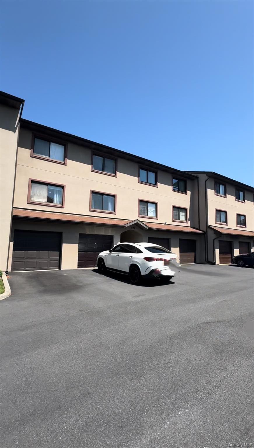 College Point Ocean View Townhouse condon Private Garage  Fixed Parking Space Skyline Dual Views! Highlights: Gated Community, Safe and Private • Community Clubhouse, Pool, Fitness and Leisure Facilities  Bright and Spacious Interior, Close to Large Park, Waterfront Trail, Beautiful Environment Ideal for Self-Occupation and Investment.