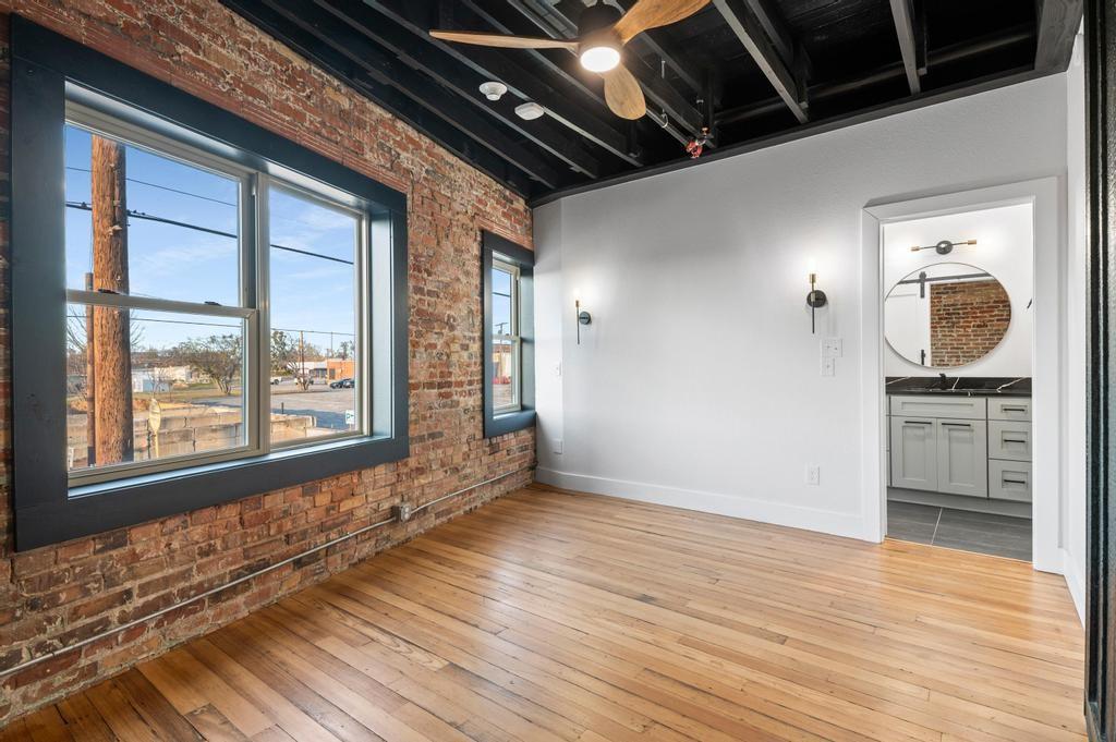 330 W Lamar Street 202