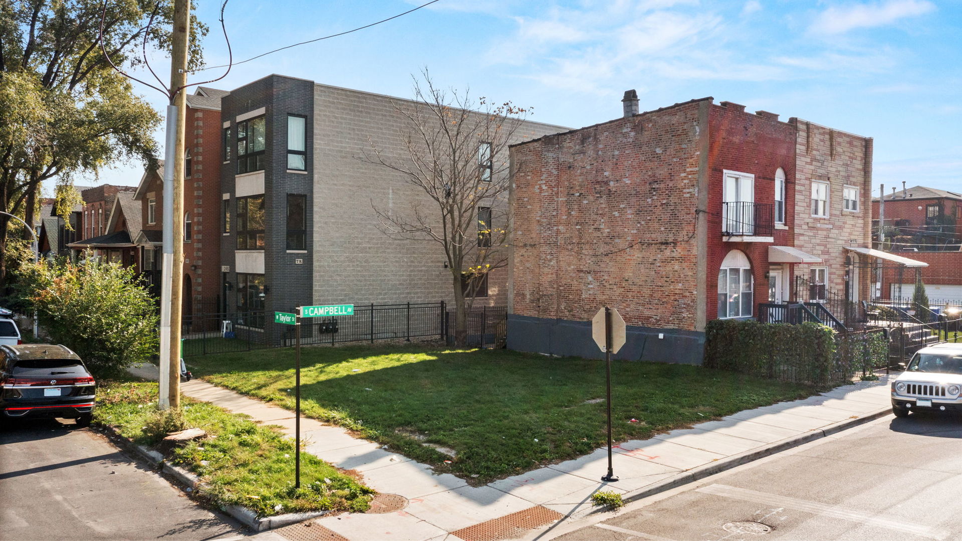 Seize the chance to own a pair of adjacent corner plots (1001 & 1003) in the Tri-Taylor neighborhood. On offer are two contiguous parcels bundled for sale with RT-3.5 zoning. These lots are conveniently situated near the Illinois Medical District on quiet blocks west of Western, offering proximity to UIC, UI Health, among other significant landmarks. The Tri-Taylor region is experiencing a surge of new developments, making this an opportune time to invest in a rapidly growing area.