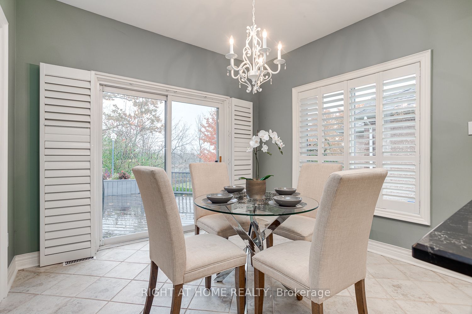 311 Waterbury Cres