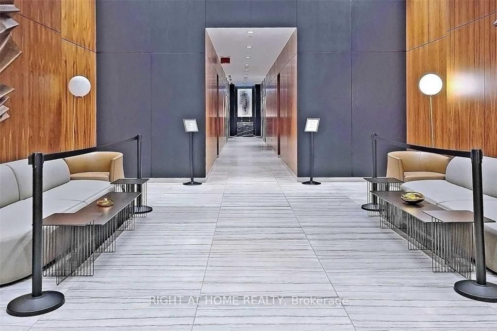 8 E Eglinton Ave 2705