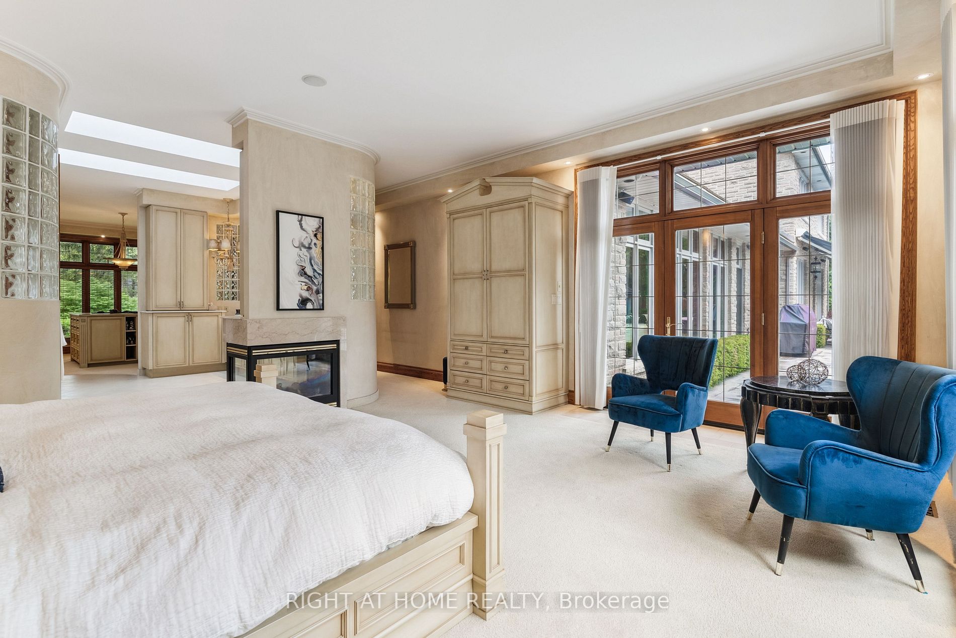 206 Lakeside Ave