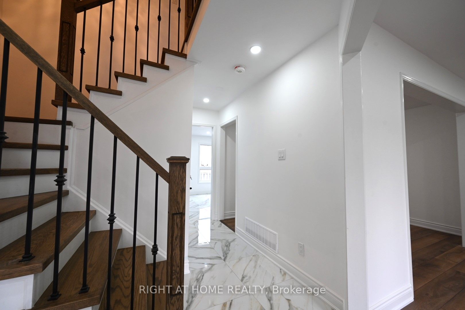 16 Glenmanor Dr