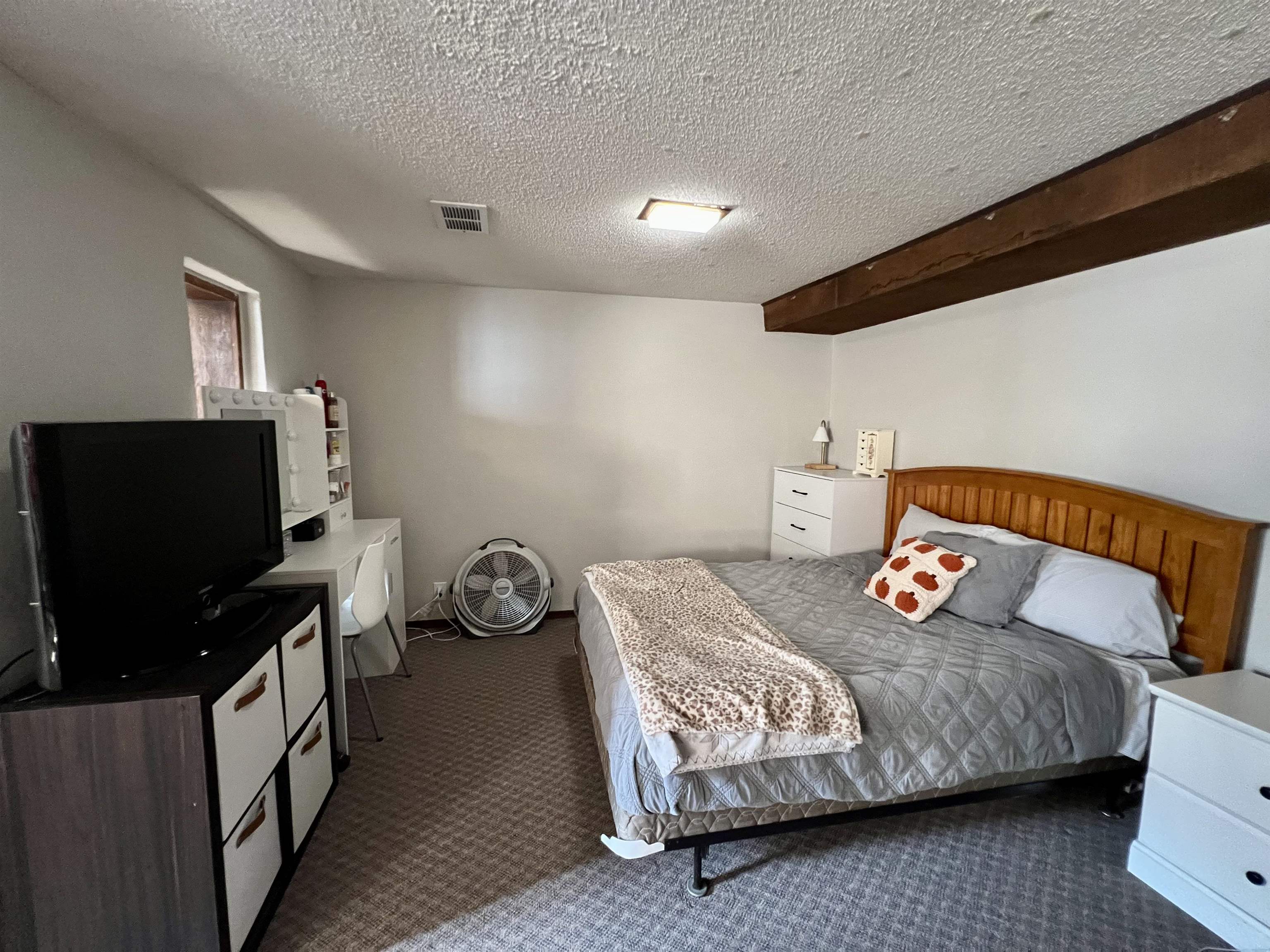 1402 E Madison
