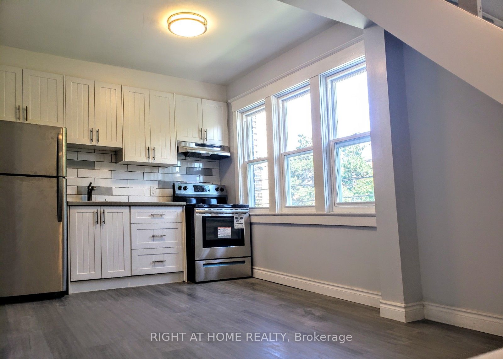 94 Barrington Ave Upper