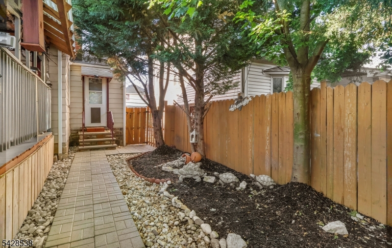 120 Livingston Rd