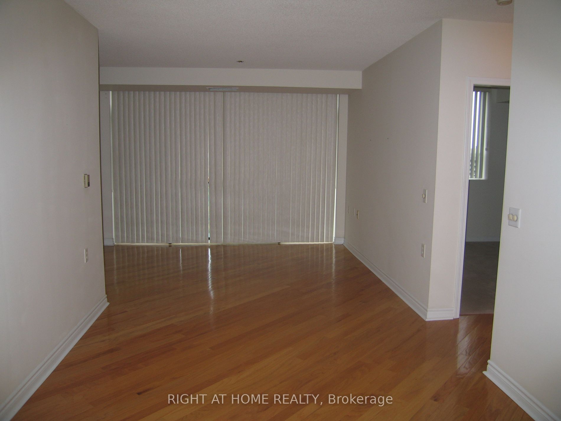 200 E Burnhamthorpe Rd 1506