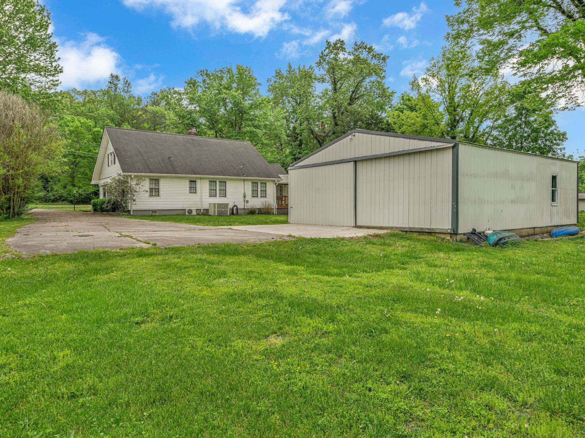 609 W Main St