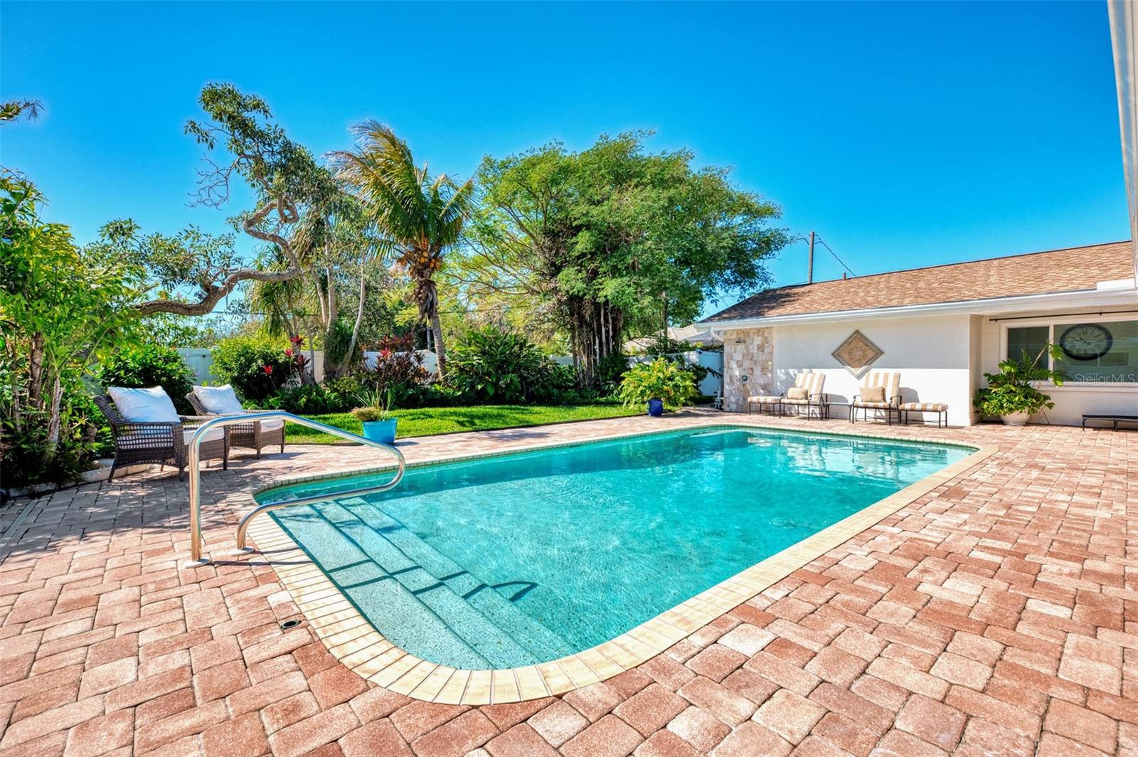 400 Nokomis Avenue S