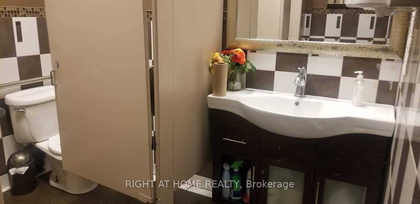 1170 W Burnhamthorpe Rd 15