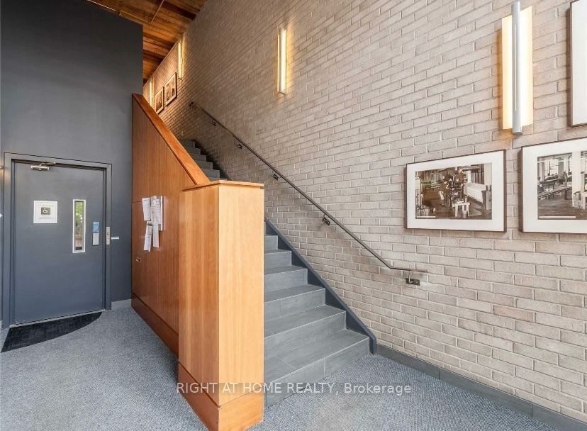 993 W Queen St 413