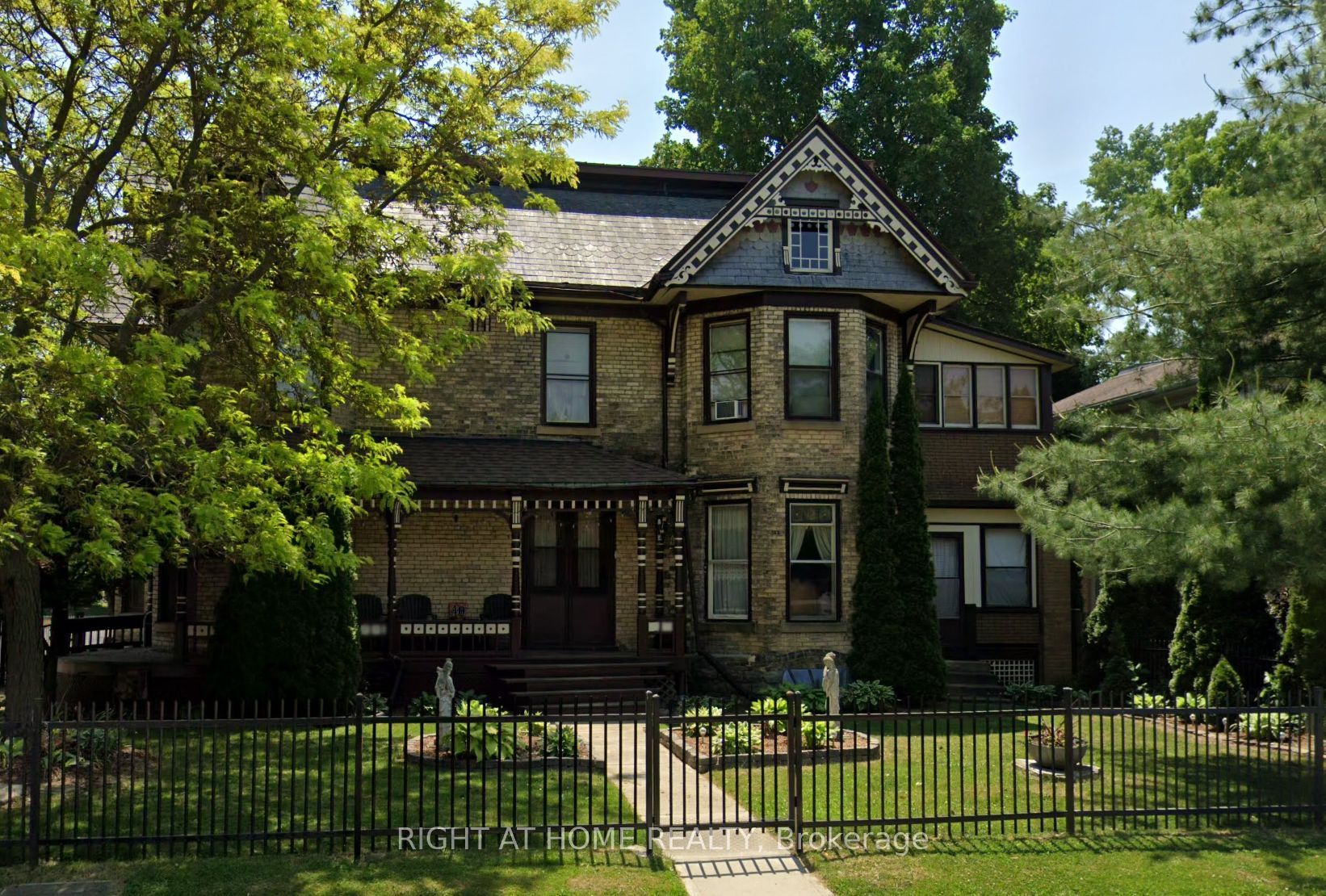 40 Wellington St