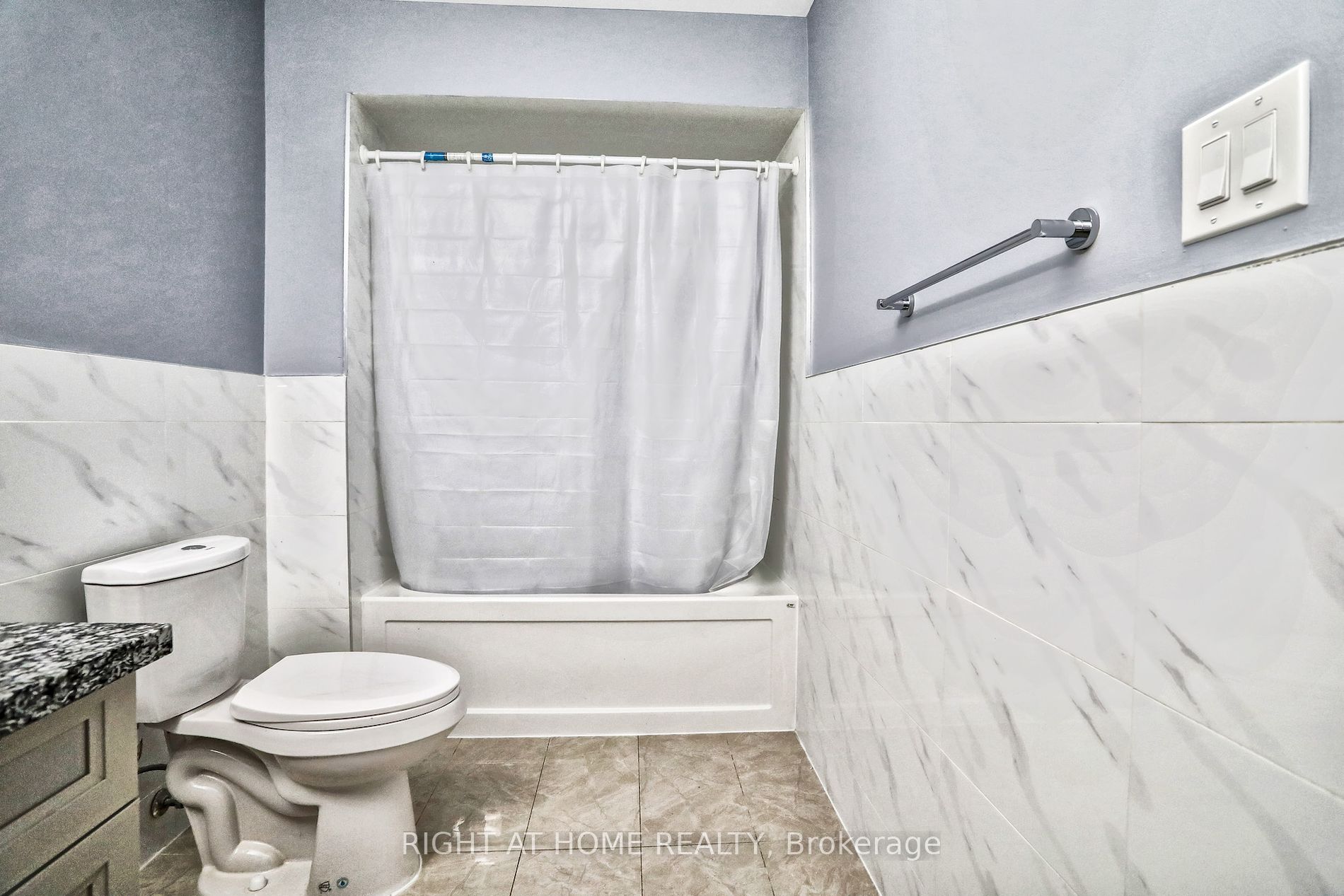 16 Kingsdown Dr Upper