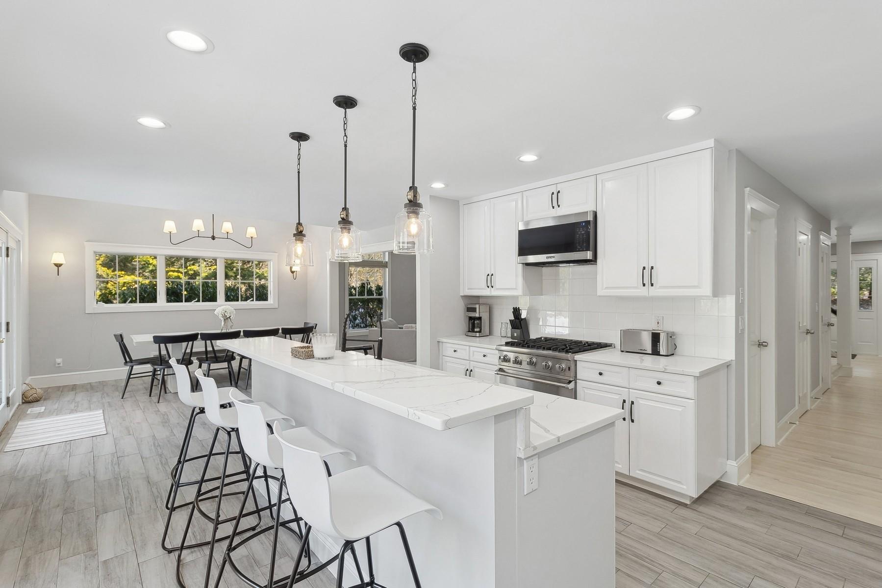 12 Bay Colony Court