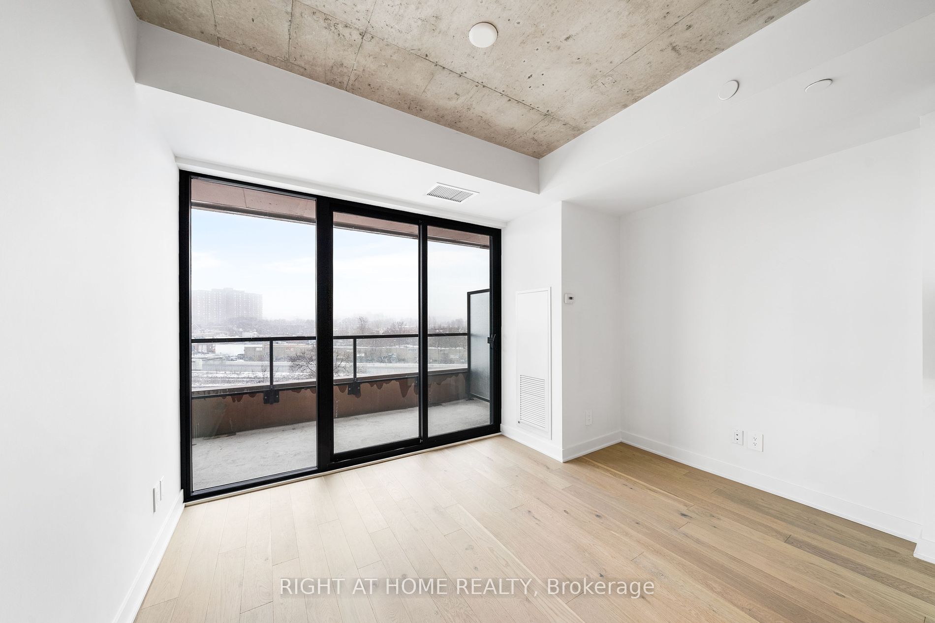 2720 Dundas St 520