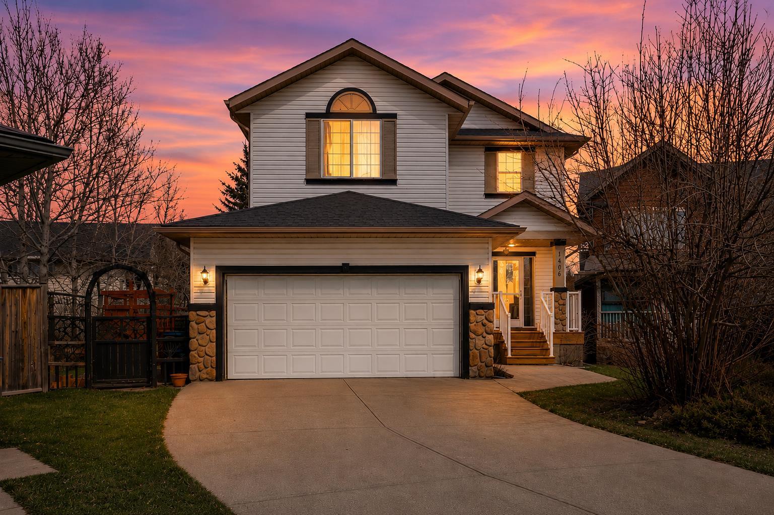 $5,000 BUYER CREDIT | OVER 2,500 SQ FT FULLY DEVELOPED | BONUS ROOM | WALK TO NOTRE DAME COLLEGIATE ~ This spacious 2-storey family home offers exceptional value in the established community of Highwood Village with over 2,500 sq ft of developed living space and immediate possession available. Located on the desirable North end of town, just steps from Notre Dame Collegiate (Grades 7–12), parks, shopping, and quick commuter access out of town. ~ The bright open concept main floor features a spacious kitchen with island and walk-in pantry, dining area, large living room with cozy double-sided gas fireplace, plus convenient main floor laundry/mudroom access from the double attached garage. ~ Upstairs offers 3 generous bedrooms including a large primary suite with walk-in closet and ensuite, plus a bright BONUS ROOM ideal for a family room, office, or play area. ~ The fully finished basement adds a large rec room with second gas fireplace, 4th bedroom, and 3-piece bathroom. ~ Major updates include a NEW FURNACE (2025), updated kitchen appliances including fridge and dishwasher (2025), durable vinyl plank flooring throughout the main and upper levels, plus brand new basement carpet. AIR CONDITIONING included. ~ Outside, enjoy the landscaped and fenced backyard with mature trees, deck, firepit area, and room for kids and pets. ~ Seller is offering a $5,000 buyer credit, giving the next owner flexibility to personalize the home to their own style after possession.