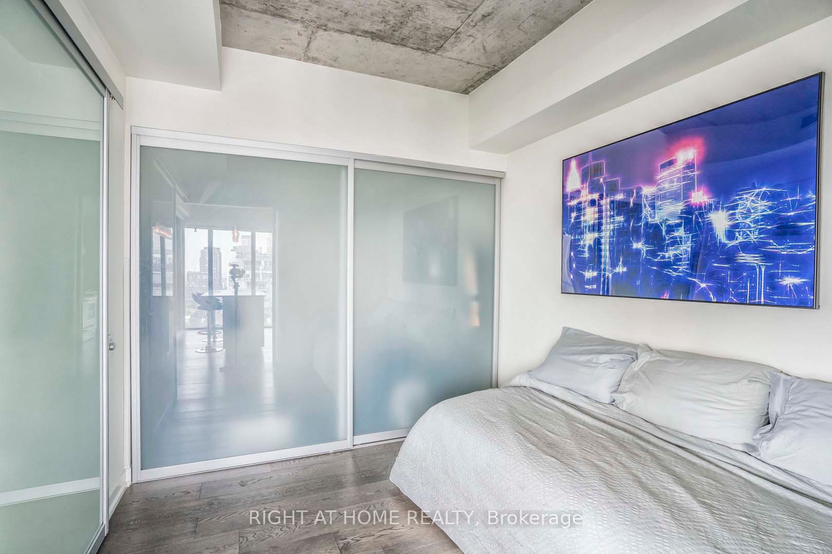 95 Bathurst St 1405
