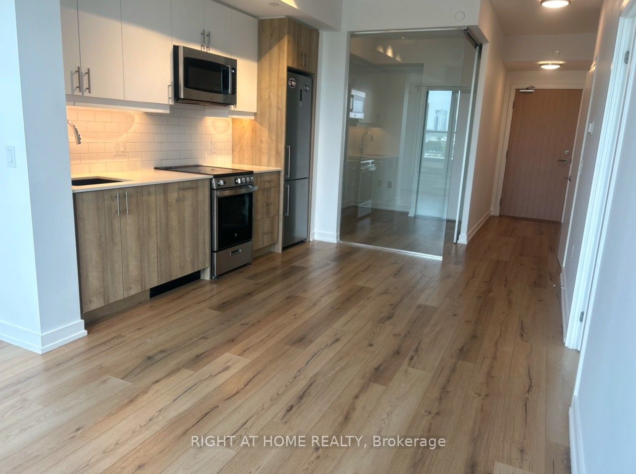 1195 The Queensway 704